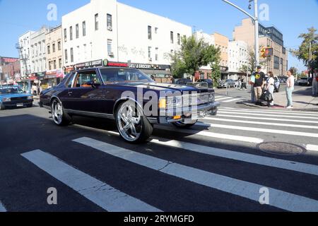 NEW YORK, NEW YORK – 1. OKTOBER: Der Bürgermeister von New York, Eric Adams, marschiert zusammen mit Antonio Reynoso, Präsident des Brooklyn Borough, und anderen auf der ersten Avenue of Puerto Rico Parade im Greenpoint-Abschnitt von Brooklyn, New York City am 1. Oktober 2023. Chris Moore/MediaPunch Stockfoto