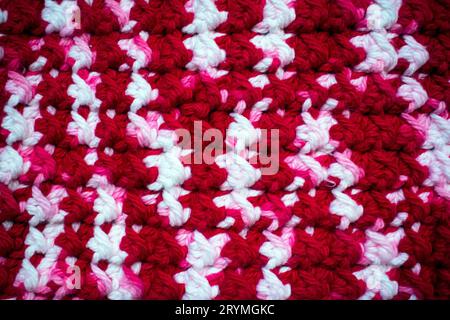 Nahaufnahme eines Häkeltuchs aus rot-weißem Garn Stockfoto