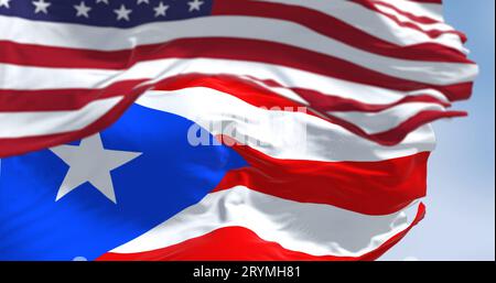Die Flagge von Puerto Rico winkt an einem klaren Tag mit der Flagge der Vereinigten Staaten Stockfoto