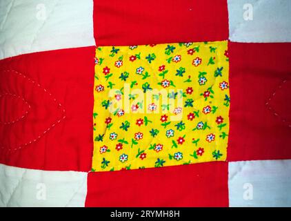 Close up of a red, white, and yellow quilt Stockfoto