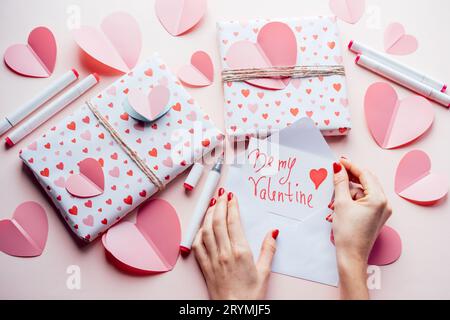 Geschenkboxen und romantische Valentinstagsbotschaft. Stockfoto