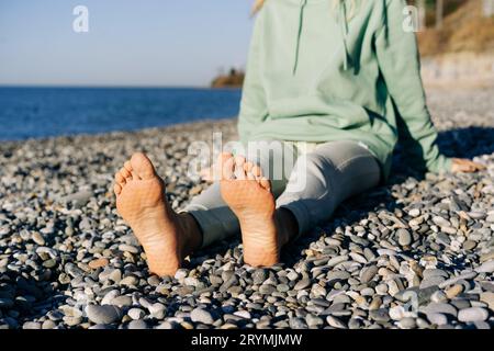 Nahaufnahme der weiblichen Füße nach dem Stehen auf den Nägeln. Stockfoto