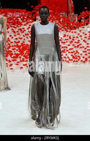 Paris, Frankreich. Oktober 2023. AKRIS Frühjahr/Sommer 2024 Laufsteg während Paris Fashion Week - Paris; Frankreich 01/10/2023 Credit: dpa/Alamy Live News Stockfoto