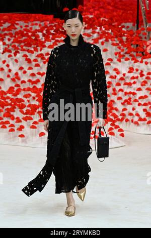 Paris, Frankreich. Oktober 2023. AKRIS Frühjahr/Sommer 2024 Laufsteg während Paris Fashion Week - Paris; Frankreich 01/10/2023 Credit: dpa/Alamy Live News Stockfoto