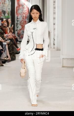 Paris, Frankreich. Oktober 2023. OTTOLINGER Frühjahr/Sommer 2024 Laufsteg während der Paris Fashion Week - Paris; Frankreich 01/10/2023 Credit: dpa/Alamy Live News Stockfoto