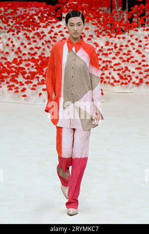 Paris, Frankreich. Oktober 2023. AKRIS Frühjahr/Sommer 2024 Laufsteg während Paris Fashion Week - Paris; Frankreich 01/10/2023 Credit: dpa/Alamy Live News Stockfoto