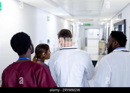 Rückblick auf verschiedene Ärztegruppen in der Diskussion, im Krankenhausgang gehen Stockfoto