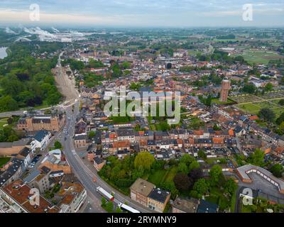 Duffel, Antwerpen, Belgien, 17. Mai 2023, das Dorf Duffel, in der Gegend von Antwerpen Luftbild mit den Häusern und Stre Stockfoto