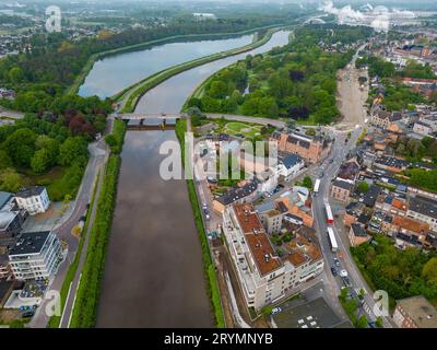 Duffel, Antwerpen, Belgien, 17. Mai 2023, das Dorf Duffel, in der Gegend von Antwerpen Luftbild mit den Häusern und Stre Stockfoto