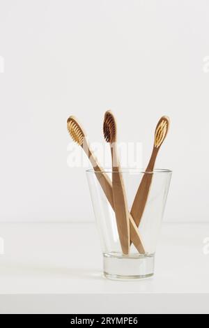 Bambuszahnbürsten mit Naturborsten aus Glas im Badezimmer im skandinavischen Stil Stockfoto