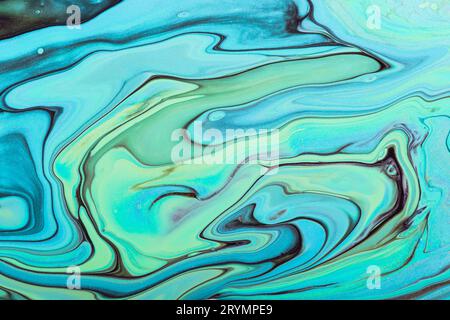 Fluide Art. Abstrakter Marmorhintergrund oder Textur. Wunderschöne blaue und grüne Wellen mit schwarzen Adern und Goldpartikeln Stockfoto