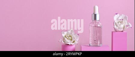 Banner für Kosmetikprodukte. Serumflasche und -Blüten auf verschiedenen geometrischen Podesten für Branding und Verpackungspräsentation Stockfoto