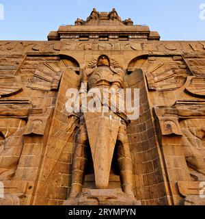 Erzengel Michael am Eingang zum Völkerschlachtdenkmal, Leipzig Stockfoto