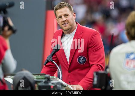 1. Oktober 2023: Der ehemalige Houston Texans-Spieler J.J. Watt spricht mit der Menge, während er während eines Spiels zwischen den Pittsburgh Steelers und den Houston Texans in Houston, TX, in den Houston Texans Ring of Honor aufgenommen wurde. Trask Smith/CSM (Bild: © Trask Smith/Cal Sport Media) Stockfoto