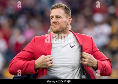 1. Oktober 2023: Der ehemalige Houston Texans-Spieler J.J. Watt zieht eine rote Jacke an, während er während eines Spiels zwischen den Pittsburgh Steelers und den Houston Texans in Houston, TX, in den Houston Texans Ring of Honor aufgenommen wird. Trask Smith/CSM Stockfoto