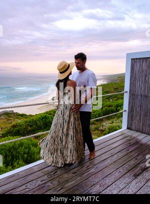 Ein paar Männer und Frauen beobachten den Sonnenuntergang im de Hoop Nature Reserve South Africa Western Cape Stockfoto