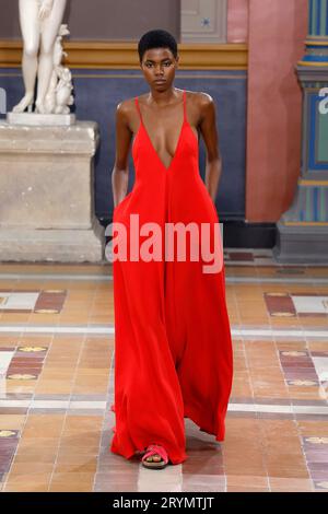 Paris, Frankreich. Oktober 2023. VALENTINO Frühjahr/Sommer 2024 Laufsteg während Paris Fashion Week - Paris; Frankreich 01/10/2023 Credit: dpa/Alamy Live News Stockfoto