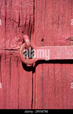 Holzhintergrund der roten Holztür. Sicherheitsfach aus Metall. Holzstrukturen Stockfoto