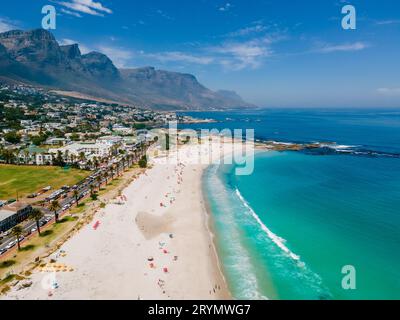 Camps Bay Kapstadt, Camps Bay Stranddrohne aus der Vogelperspektive im Sommer in Kapstadt Südafrika Stockfoto