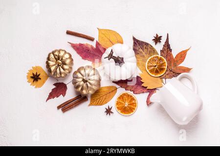 Kreatives Layout aus goldenen Kürbissen und Blättern. Herbstliche Blumenkomposition Stockfoto