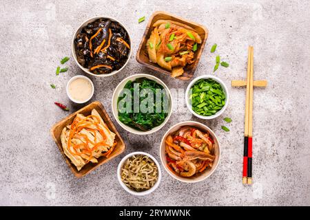 Koreanisches scharfes und Gemüse eingelegtes Essen auf grauem Hintergrund Stockfoto