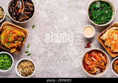 Koreanische würzige und Gemüse eingelegte Salate. Asiatische Küche im Hintergrund Stockfoto