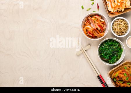 Asiatisch-koreanisches Essen und Essstäbchen auf hölzernem Hintergrund Stockfoto