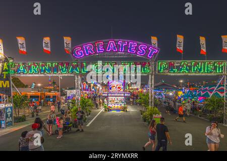 Tampa, Florida, Usa. Februar 2022. Selektiver Fokus des größten Karnevals auf dem Planetenzeichen über der Mitte Stockfoto