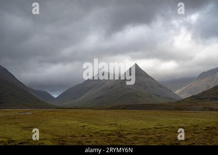Vulkanische Schlackenkegel auf der Ringstraße, die Hofn (Island) verlässt, unter dramatischer Herbstwolke. Stockfoto