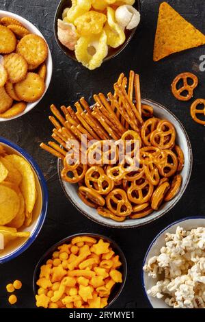 Salzige Snacks, Partymix, von oben geschossen. Eine Auswahl an Vorspeisen Stockfoto