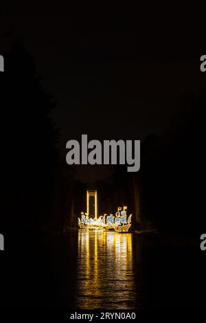 Kleine Schiffe und Boote Weihnachtsdekorationen im Oliva-Park Danzig Polen. Schöne Weihnachtsmesse am Abend. Adventswinterzeit in Europa. Weihnachtsmärkte im Dezember zum Feiern verziert Stockfoto