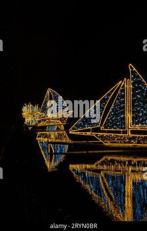 Kleine Schiffe und Boote Weihnachtsdekorationen im Oliva-Park Danzig Polen. Schöne Weihnachtsmesse am Abend. Adventswinterzeit in Europa. Weihnachtsmärkte im Dezember zum Feiern verziert Stockfoto