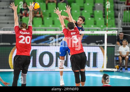 Daniele Lavia (Italien); Derek Epp, Arthur Szwarc (Kanada). Volleyball-Weltmeisterschaft 2022. Stockfoto