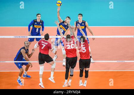 Daniele Lavia (Italien); Derek Evp, Arthur Szwarc, Stephen Maar (Kanada). Volleyball-Weltmeisterschaft 2022. Stockfoto