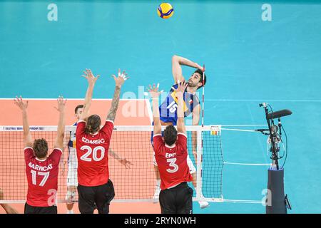 Daniele Lavia (Italien); Derek Epp, Arthur Szwarc, Ryley Barnes (Kanada). Volleyball-Weltmeisterschaft 2022. Stockfoto