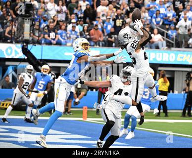 Inglewood, Vereinigte Staaten. Oktober 2023. Las Vegas Raiders Safety Tre'von Moehrig (25) lenkt den Ball vom Los Angeles Chargers-Empfänger Donald Parham Jr (89) ab, der am Sonntag, den 1. Oktober 2023, im SoFi Stadium in Inglewood, Kalifornien, im zweiten Quartal im Einsatz war. Die Chargers besiegten die Raiders mit 24:17 Uhr. Foto von Jon SooHoo/UPI Credit: UPI/Alamy Live News Stockfoto