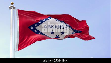 Die Flagge des Bundesstaates Arkansas winkt an einem klaren Tag im Wind Stockfoto
