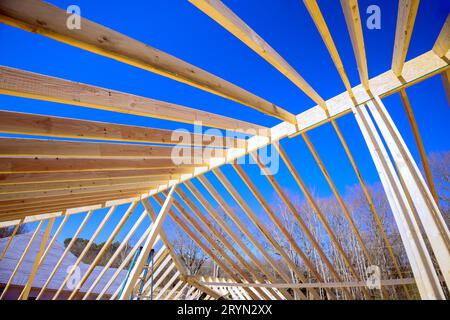 Errichtung eines neuen Hausdachs mit Holzträgern für Stützbalken ab dem Bauprozess Stockfoto