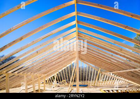 Verwendung von Holzrahmenträgern zur Stützung von Balken für den Dachbau für das neue Haus Stockfoto