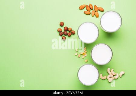 Nüsse nicht-Tagebuchmilch in Gläsern. Gesundheit, Ernährung und Ernährungskonzept Stockfoto