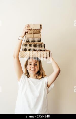 Die Frau hält einen Stapel Geschenke Stockfoto