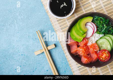 Hawaiianischer Lachssalat mit Reis, Essstäbchen und Sojasauce. Sushi-Schüssel Stockfoto