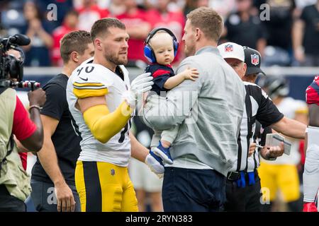 Oktober 2023: Der Pittsburgh Steelers Linebacker T.J. Watt (90), Koa Watt und der ehemalige Houston Texans-Spieler J.J. Watt treffen sich im Mittelfeld vor einem Spiel zwischen den Pittsburgh Steelers und den Houston Texans in Houston, TX. Trask Smith/CSM Stockfoto