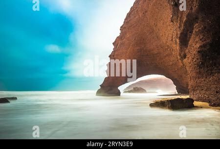 Rote Bögen von Legzira Strand, Marokko. Stockfoto