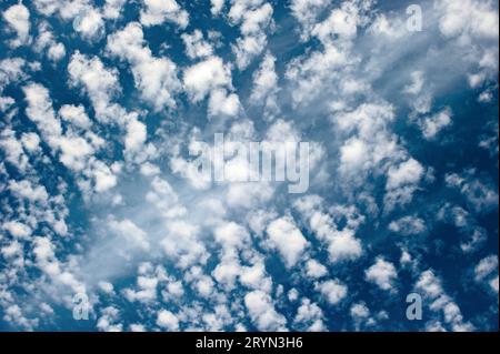 Sehr detaillierter blauer wolkig Himmel Hintergrund Stockfoto