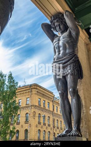 Granitatlanten am Eingang des Neuen Hermitage Museums, St. Petersburg, Russland Stockfoto