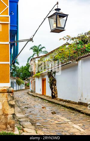 Straße in der Altstadt von Paraty an der Küste von Rio de Janeiro mit seinen Häusern im Kolonialstil und Kopfsteinpflasterstraßen, Brasilien Stockfoto