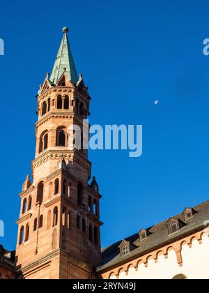 Kirchturm, romanischer UNESCO-Kiliansdom, St.. Kilian, Dom, Würzburg, Unterfranken, Franken, Bayern, Deutschland Stockfoto