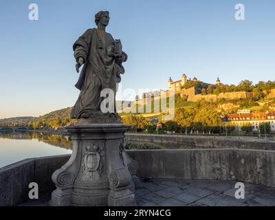 St. Totnan, einer der Apostel Frankens auf der Alten Mainbrücke, hinter der Festung Marienberg im Morgenlicht, Main, Würzburg, Unteren Stockfoto