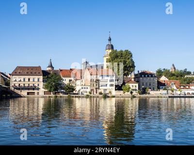 Blick auf das Stadtbild am Main mit evangelischer Stadtkirche, Reflexion, Kitzingen, Unterfranken, Franken, Bayern, Deutschland Stockfoto